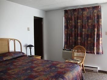 Motel De La Riviere Saint Felicien Exterior photo